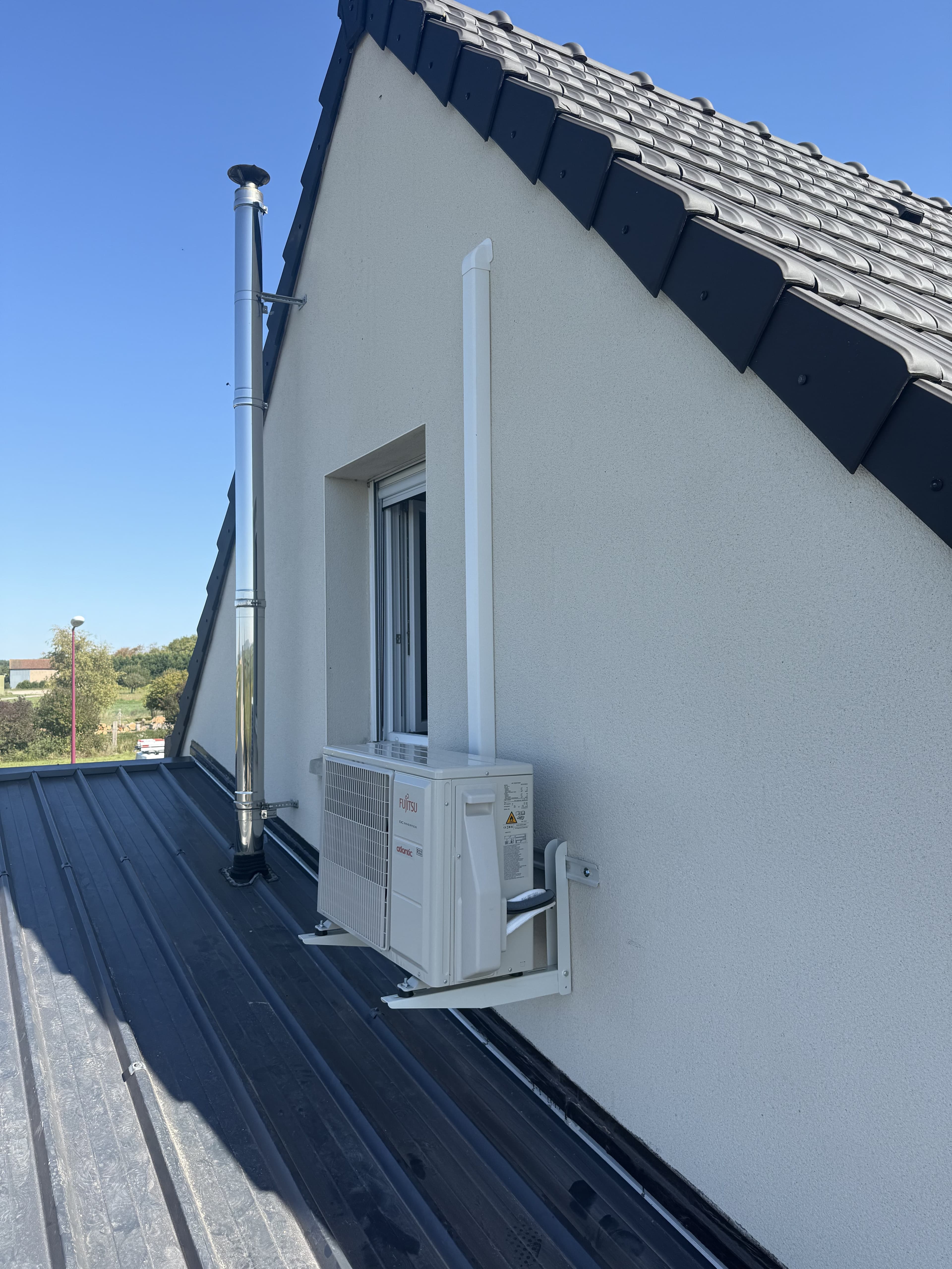 Climatisation réversible installée sous pente de toit — CT elec, Marne