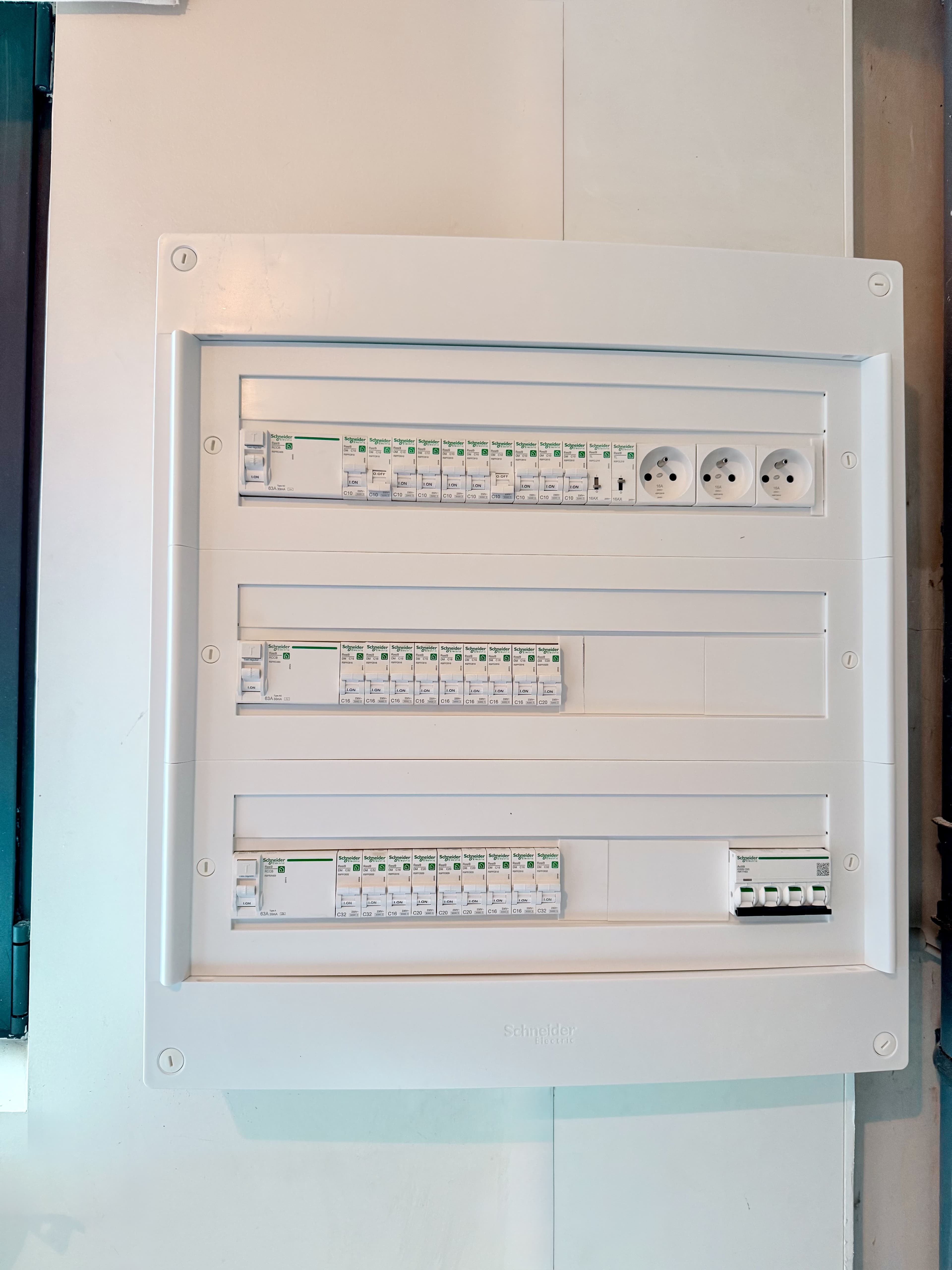 Tableau électrique Schneider 3 rangées installé par CT elec