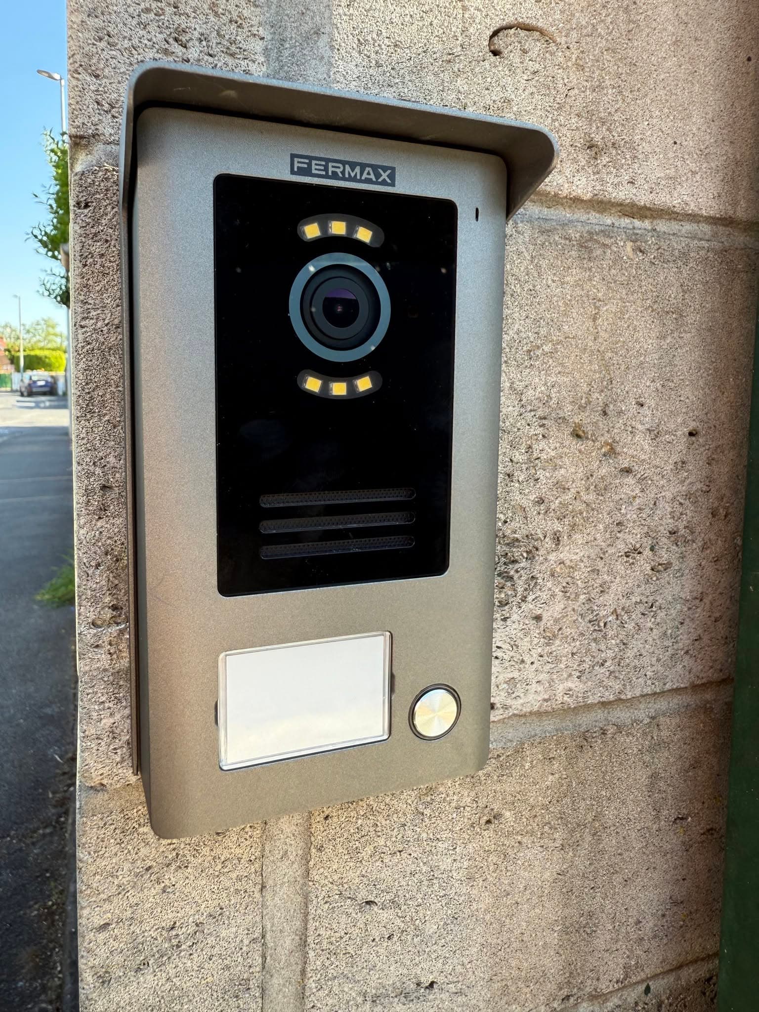 Visiophone à la porte d'entrée pour sécuriser son logement contre les cambriolages, CT elec dans la Marne